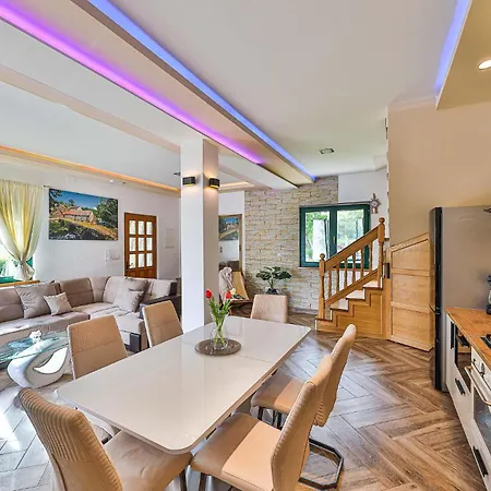 Three-bedroom In Semesterbostad *