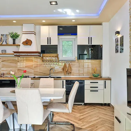 Three-bedroom In Semesterbostad Grab