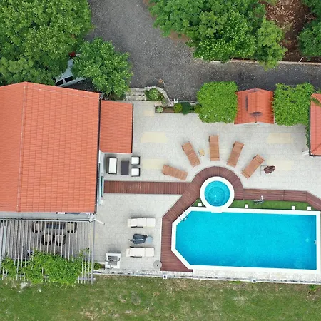 Сasa de vacaciones Three-bedroom In