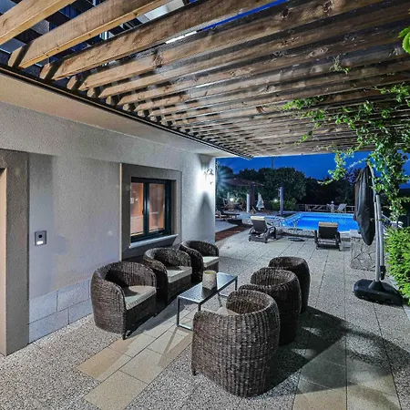 Σπίτι διακοπών Awesome In With Outdoor Swimming Pool *