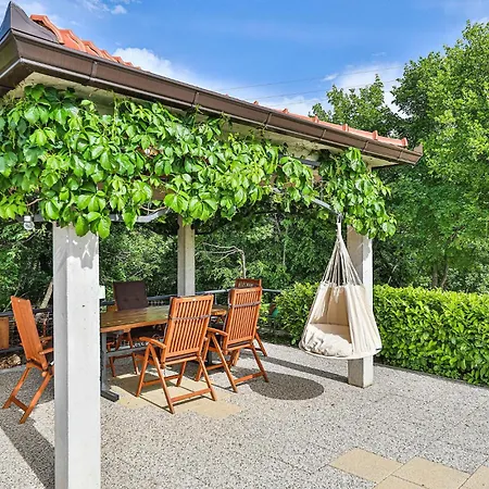 Three-bedroom In Semesterbostad Grab