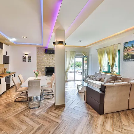 Three-bedroom In Semesterbostad Grab